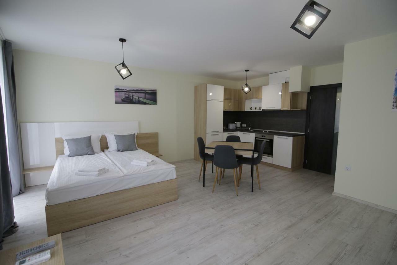La Familia Apartments Warna Exterior foto